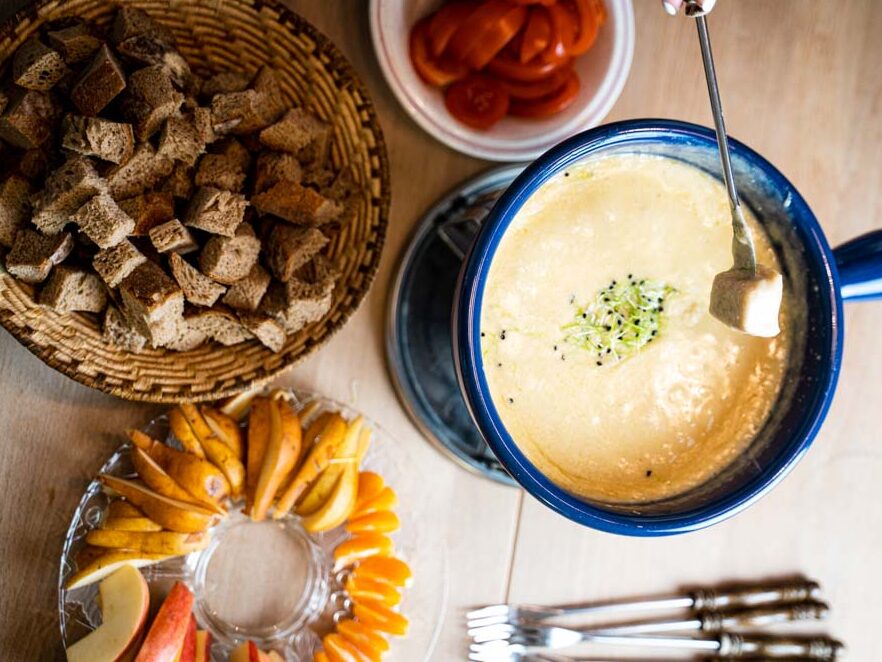 fondue mit brot und birnen